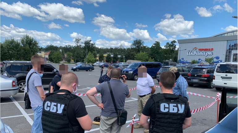 Передав секретну інформацію в цукерках – офіцеру СБУ «загрожує» 15 років позбавлення волі
