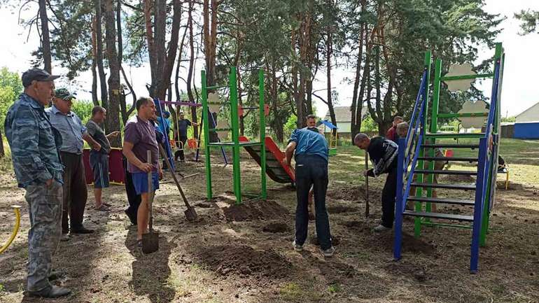 В одному з сіл Полтавського району спорудили дитячий майданчик