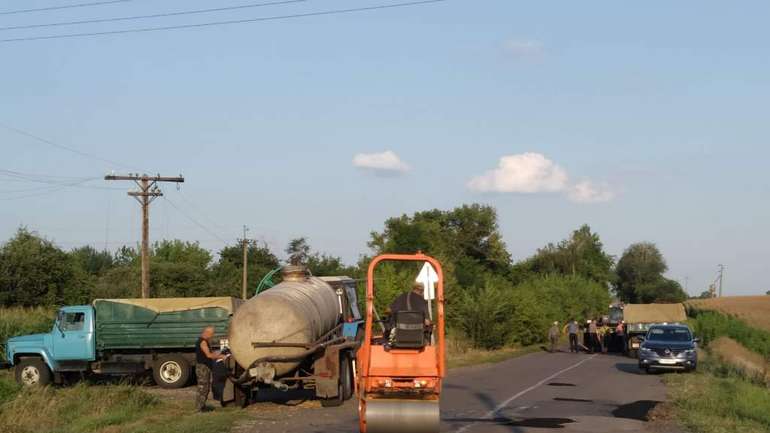 У Гребінківському районі громада самостійно взялася ремонтувати биті шляхи