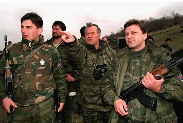 Ратко Младич (в центрі) під час Боснійської війни, 16 квітня 1994 року