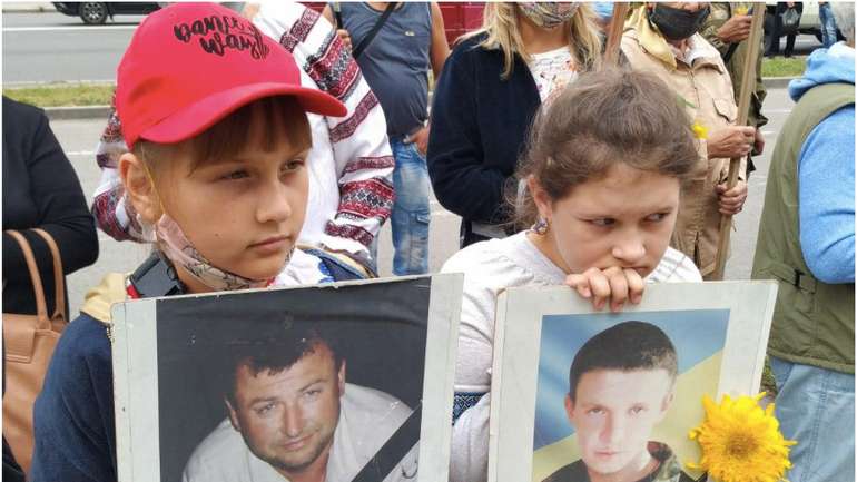 Сім'ї загиблих на Донбасі військових пікетували посольство РФ у Києві та Офіс президента
