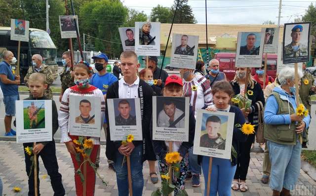 Сім'ї загиблих на Донбасі військових пікетували посольство РФ у Києві та Офіс президента_2