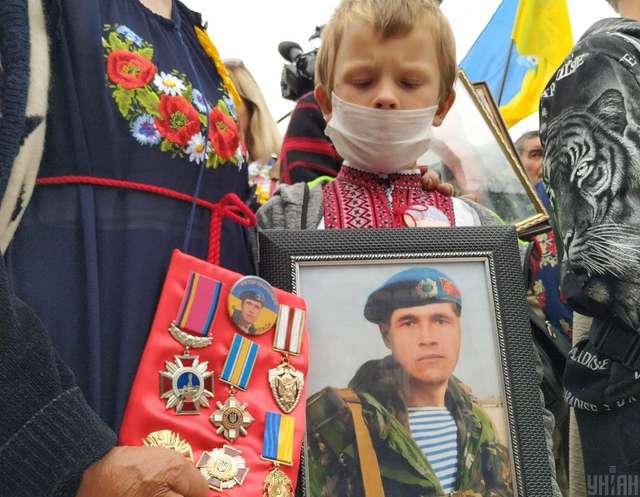 Сім'ї загиблих на Донбасі військових пікетували посольство РФ у Києві та Офіс президента_6