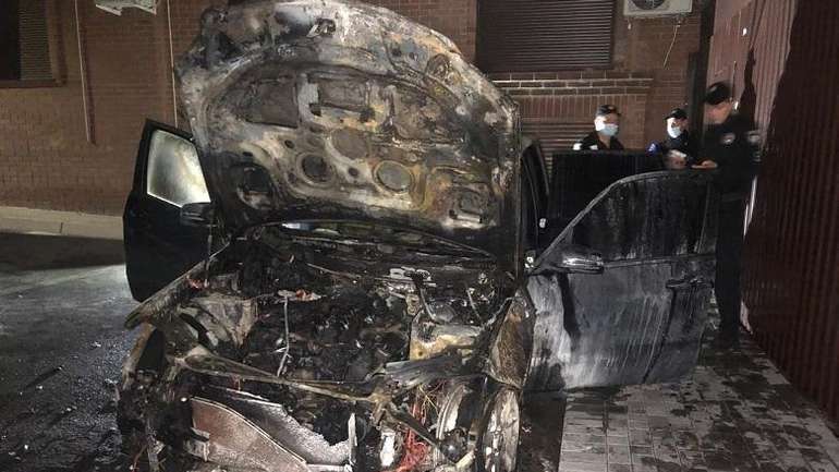 Постраждав за принципову позицію? — У Києві згоріло авто нардепа Лероса