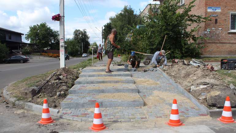 У Гадячі взялися капітально оновлювати тротуари