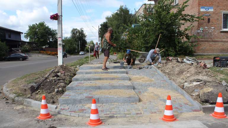 У Гадячі взялися капітально оновлювати тротуари