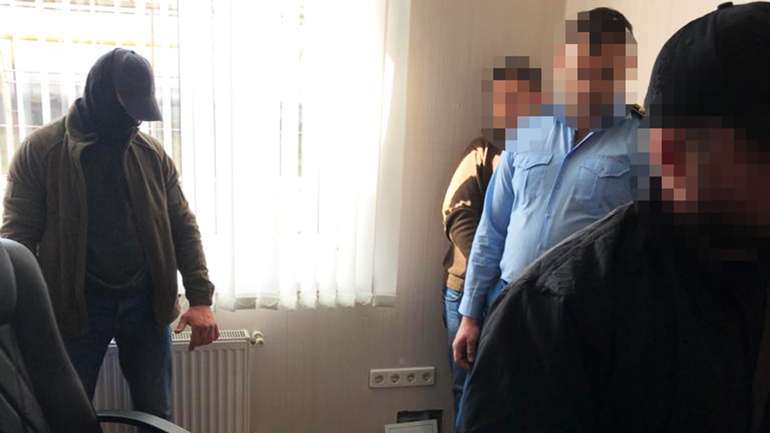 «Ненажерливі чиновники»: посадовців Одеської митниці звинуватили у валютному хабарництві
