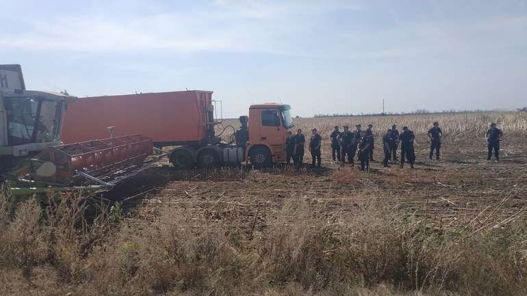 Поліціянти захоплюють 1500 га у селі Чаусове-2 Первомайського району й намагаються зібрати чужий врожай соняшника на підставі фальшивих державних актів на землю