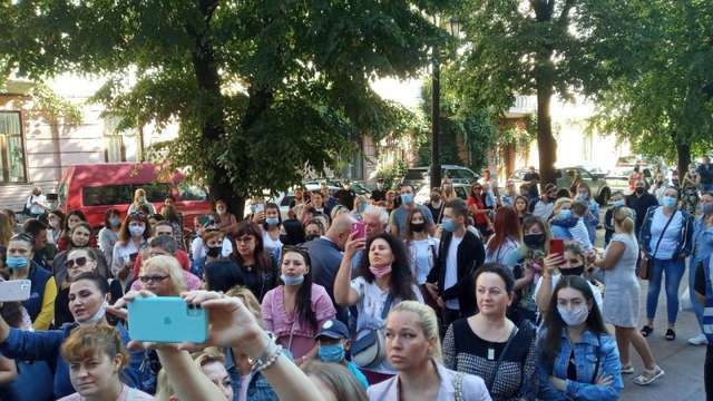 У Чернівцях батьки школярів протестують проти дистанційного навчання_1