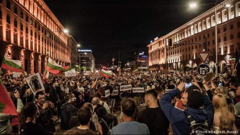 У столиці Болгарії тривають багатотисячні антиурядові протести