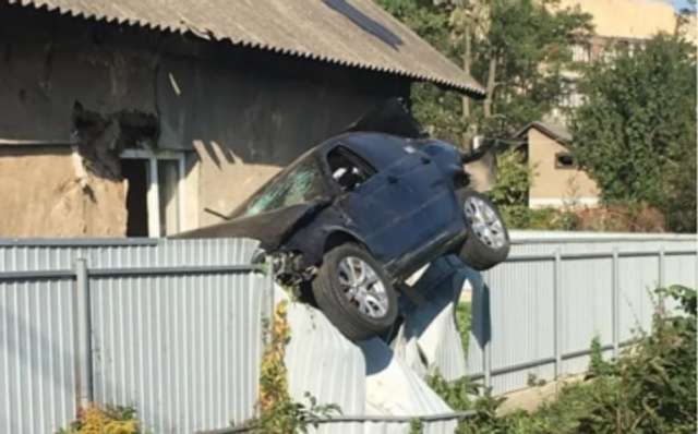У Чернівцях поліціянт на BMW зніс світлофор і «злетів» на паркан приватного будинку_1