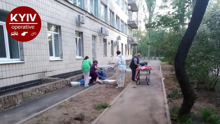 У Києві двоє пацієнтів «коронавірусної лікарні» вистрибнули з другого поверху та розбилися на смерть