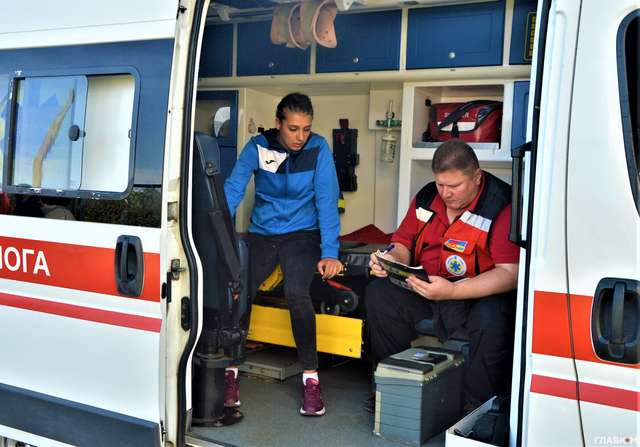 Побиті студенти і ректор у смітнику. Що відбувається в Олімпійському коледжі (репортаж)_1