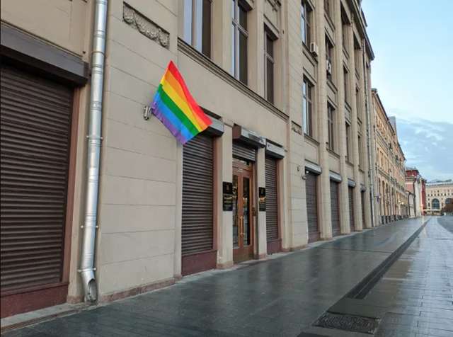 Символізм: Pussy Riot  поздоровили Путіна з днем народження ЛГБТ-прапорами_2