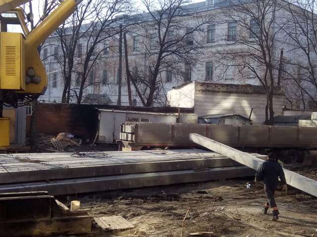 Будівельники Сірика знесли пам’ятці пів стіни коли везли залізобетонні плити.