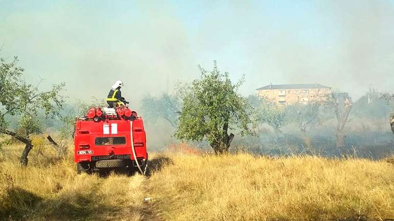 На околиці Гадяча горіло поле з сухостоєм