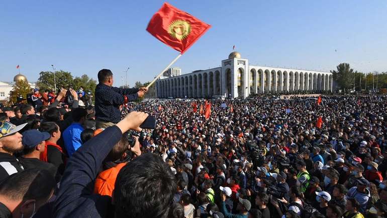 Президент Киргизстану ввів надзвичайний стан у Бішкеку
