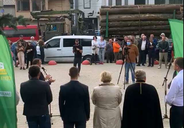 Голова Закарпатської ОДА виступає перед виборцями на фоні лісовозу