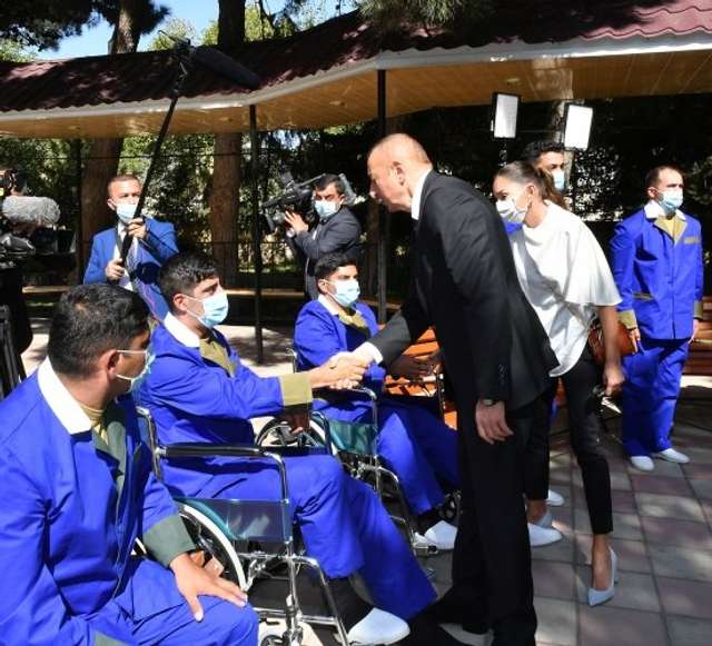 Подружжя Алієвих відвідує поранених у Карабасі бійців