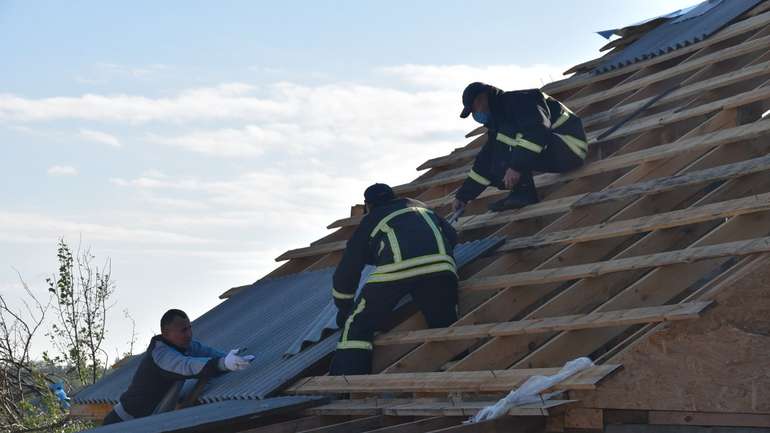 Лютує негода: у Кропивницькому пошкоджено покрівлі понад 100 будинків, на Миколаївщині – близько 40
