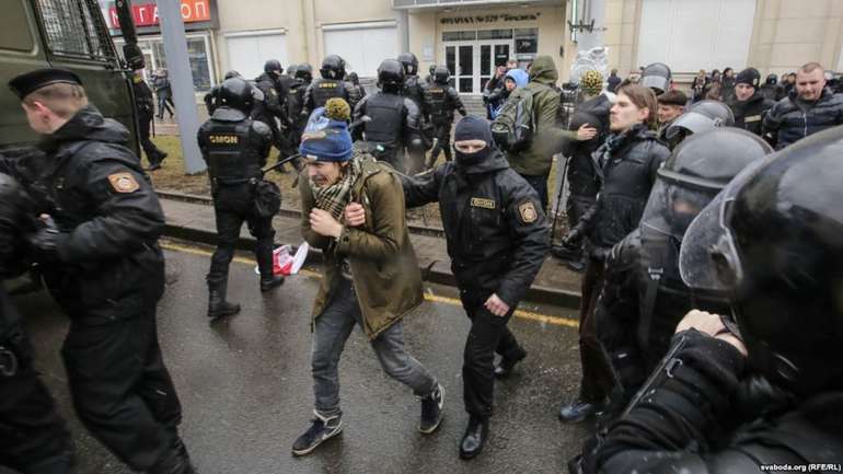 У Білорусі від початку акцій протесту затримано близько 15 тисяч осіб