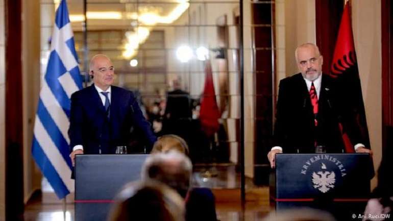 Міністр закордонних справ Греції Нікос Дендіас і прем'єр-міністр Албанії Еді Рама