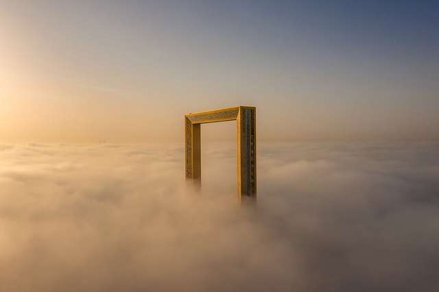 Дубайська арка, висотою 150 метрів, увінчана хмарою (автор Бахір Мукарзел)