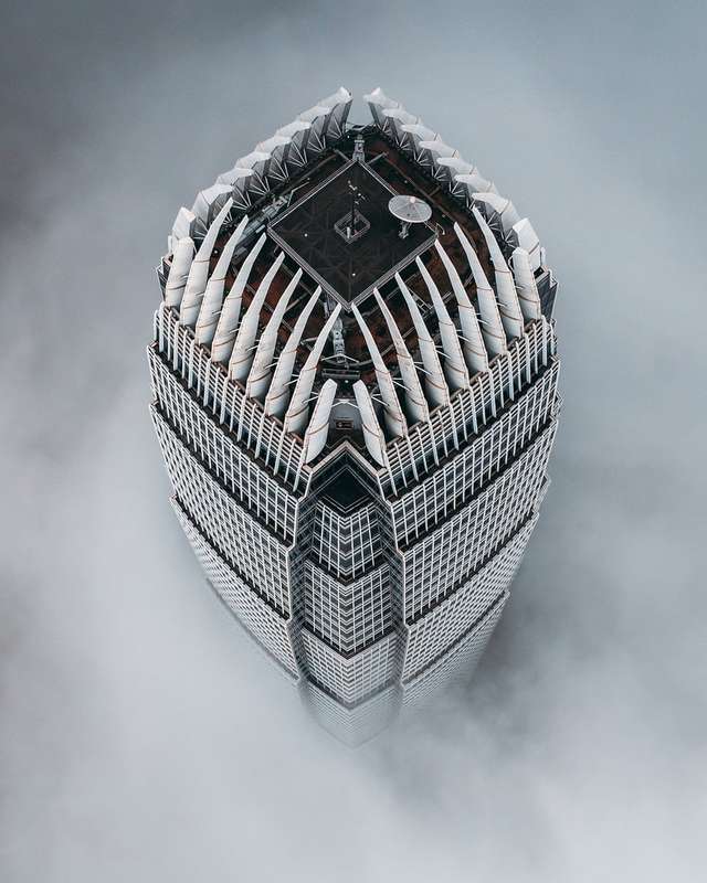 Міжнародний фінансовий центр у Гонконзі здіймається над хмарами (автор Суйрон Гуанґ)