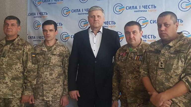 Голова Полтавської облорганізації партії "Сила і Честь" Андрій Баранов (у центрі)