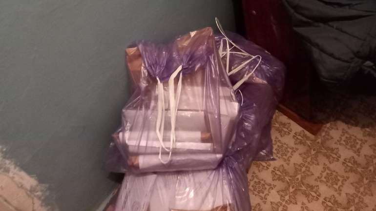 Бюлетені у пакетах для сміття