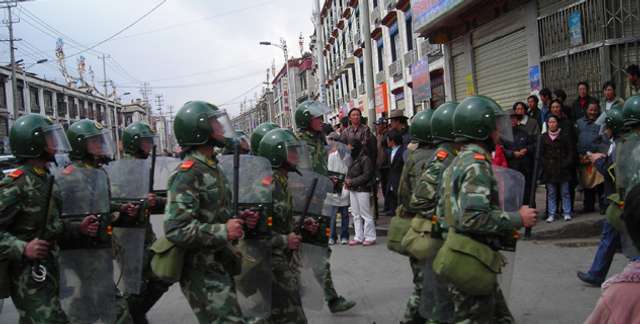 Демонстрація сили армією КНР на вулицях Лхаси