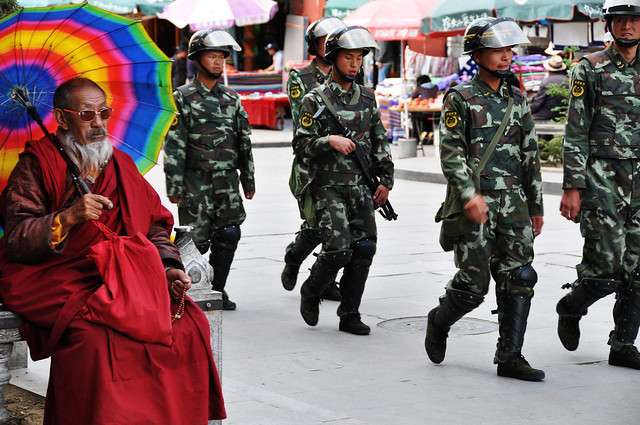 Буддійський чернець і китайське військо у середмісті тибетської столиці