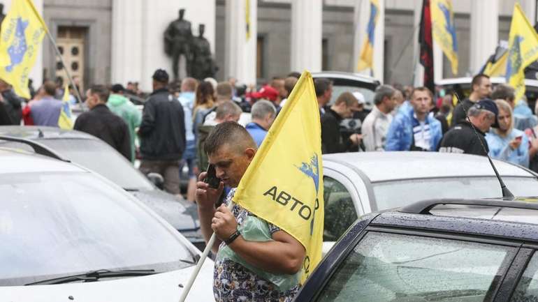 У Києві на мітингу власників євроблях учасники побилися з поліцією