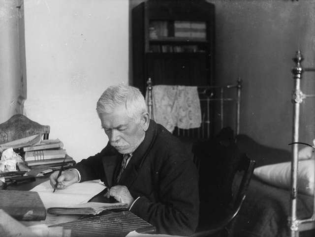 Дмитро Багалій у власній квартирі (Харків, 1920-ті)