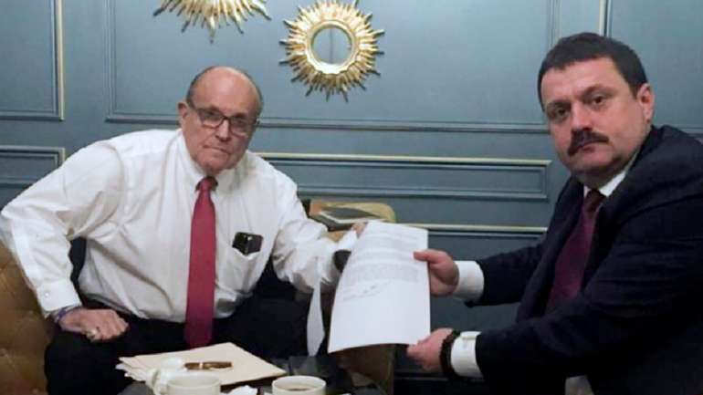 Американський юрист Р. Джуліані (ліворуч) з кремлівським агентом А. Деркачем (праворуч)