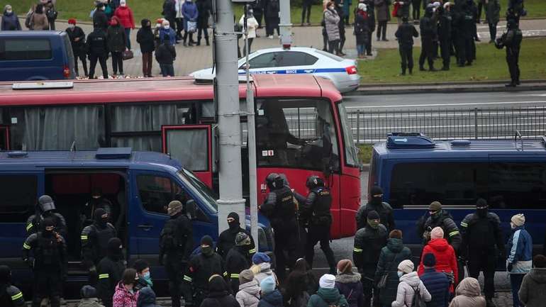 В Білорусі знову гаряче: чутно вибухи гранат; відбуваються затримання протестувальників