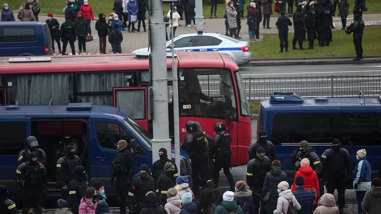 В Білорусі знову гаряче: чутно вибухи гранат; відбуваються затримання протестувальників