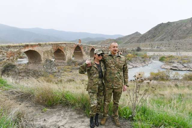 Подружжя Алієвих відвідало звільнений Карабах_2
