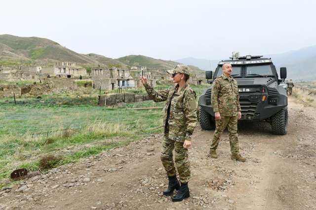 Подружжя Алієвих відвідало звільнений Карабах_10