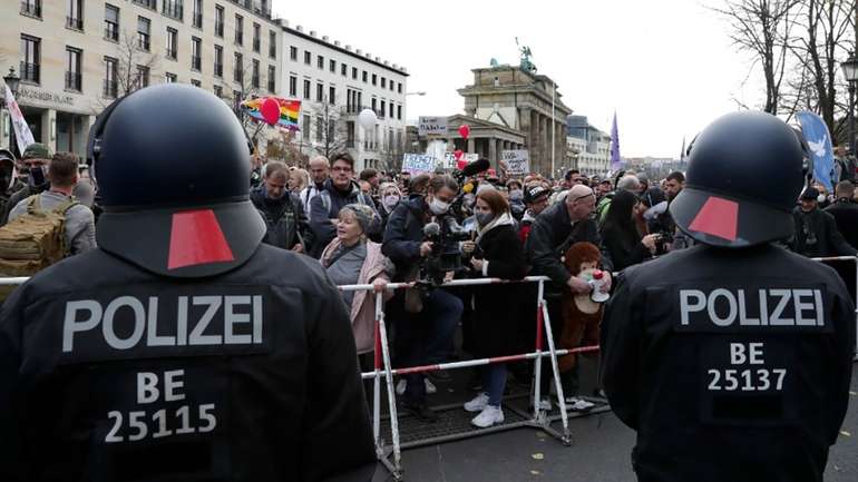 У Берліні поліція розігнала противників жорстких карантинних мір запропонованих урядом