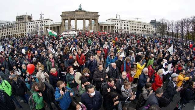 У Берліні поліція розігнала противників жорстких карантинних мір запропонованих урядом_1