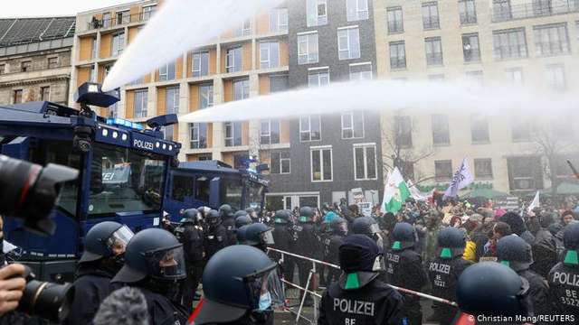 У Берліні поліція розігнала противників жорстких карантинних мір запропонованих урядом_4
