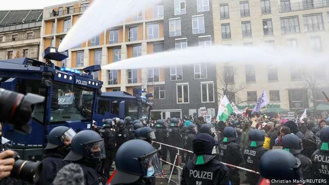 У Берліні поліція розігнала противників жорстких карантинних мір запропонованих урядом_3