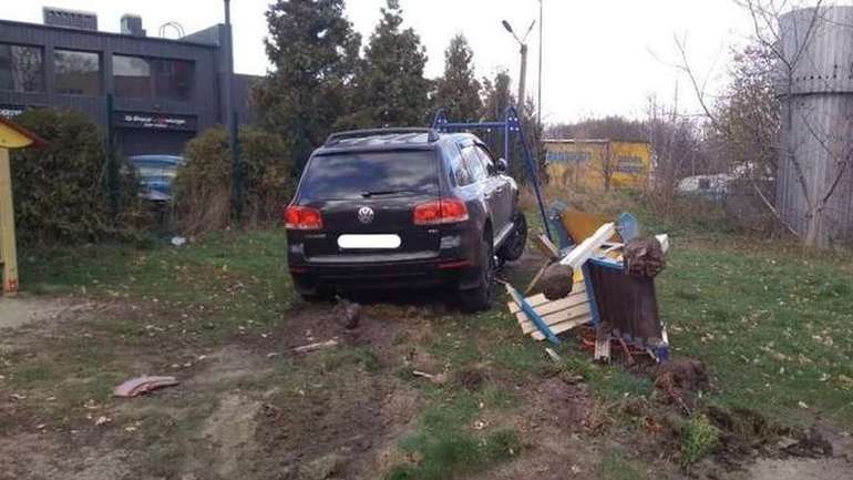 П’яний підлеглий Авакова у Львові розтрощив на джипі дитячий майданчик