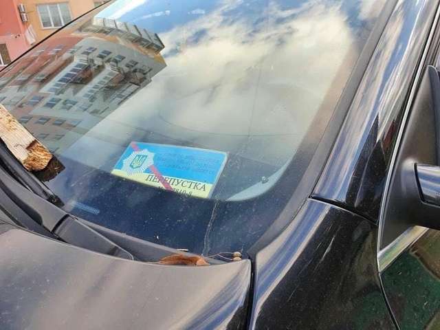 П’яний підлеглий Авакова у Львові розтрощив на джипі дитячий майданчик_1