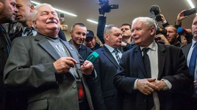 Під час суду Лех Валенса (ліворуч) і Ярослав Качинський не могли втриматися від дошкульних зауважень на адресу один одного