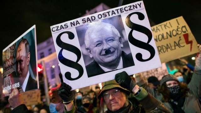 Ярослав Качинський зараз переживає непрості часи: проти його політики протестують тисячі поляків, які не погоджуються з рішенням про заборону абортів у країні. Соратники Качинського називають запит російської прокуратури черговою провокацією проти лідера владної партії