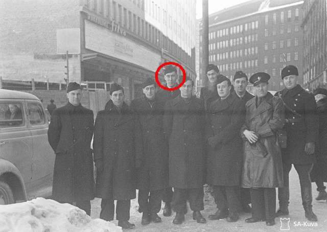 Крістофер Лі в оточенні британських добровольців у Гельсінкі (березень 1940 року)