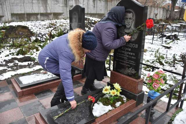 Пирятинці вшанували пам'ять полеглого на Донбасі земляка_4