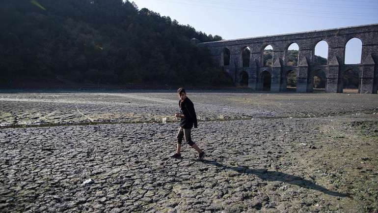 Висохле водосховище Алібекьой на півночі Стамбула (листопад 2020 року)